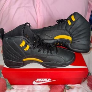 Hello! These shoes are still brand new come get them !!!